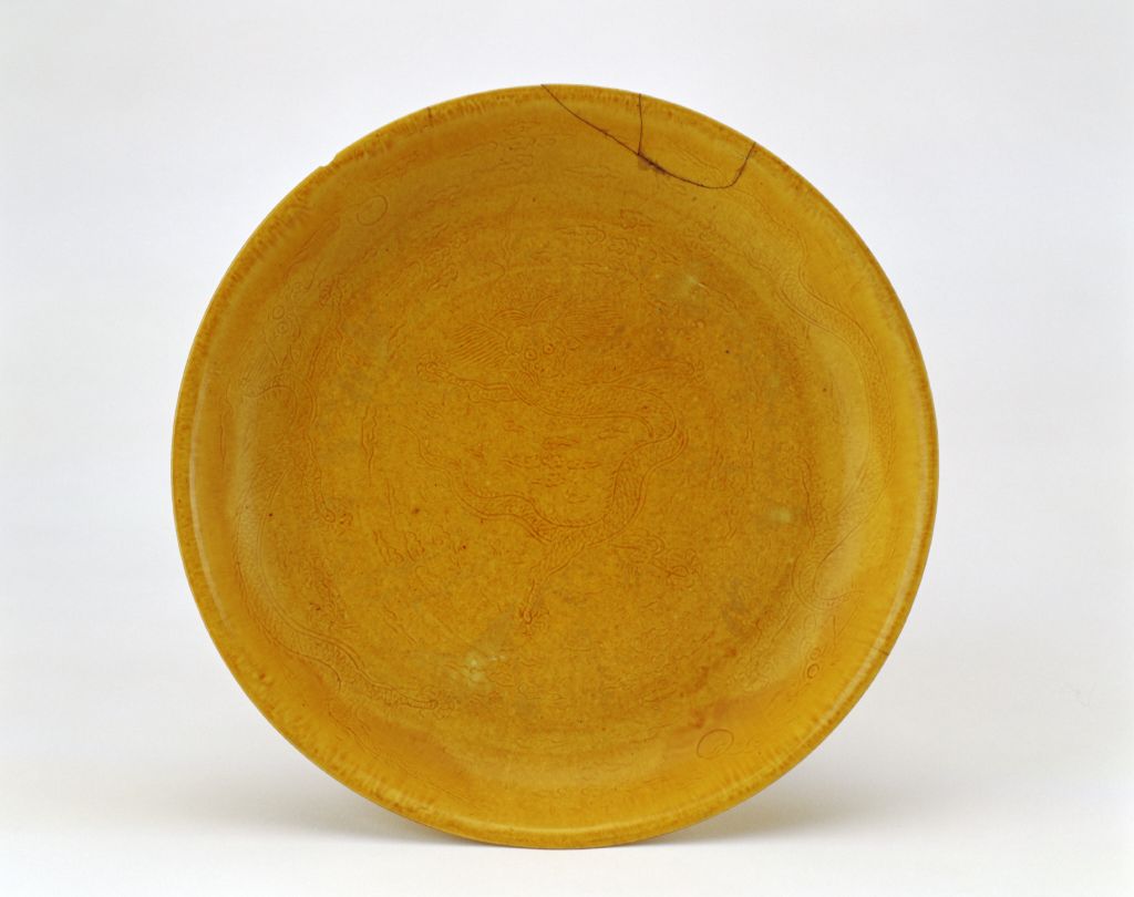 图片[2]-Yellow glaze dark carved Yunlong lotus petal plate-China Archive